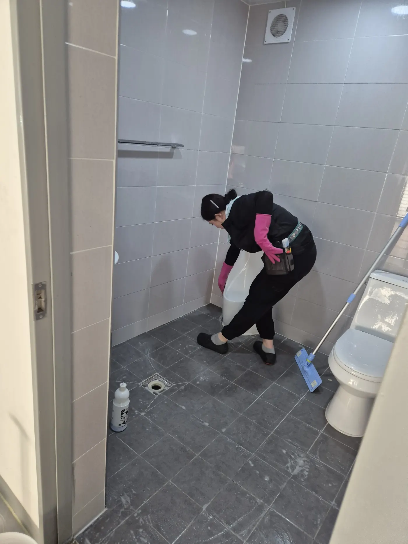 사무실 대회의실 테이블 표면을 물걸레로 닦아 광택을 내는 작업자